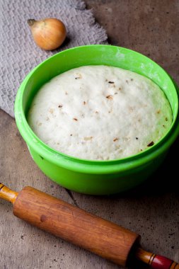 Makro ekmek hamuru resmi. Ekmeği adım adım pişiriyoruz. Ekşi hamurlu beyaz un. Ev yapımı hamur..