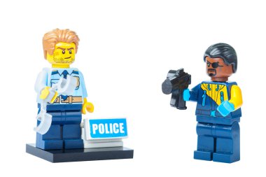 Siyahlara karşı polisin ırkçılık ve şiddeti, Lego polis minyatürleri, bir Afrikalı Amerikalıya silahla saldırmak, siyahi yaşam, ırkçılık karşıtlığı, siyahileri öldürmeyi bırak.