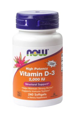 KIEV, UKRAINE - 19 Haziran 2020: D3 Vitamin Kompleksi. Şişe ve mineraller. Beyaz arkaplan