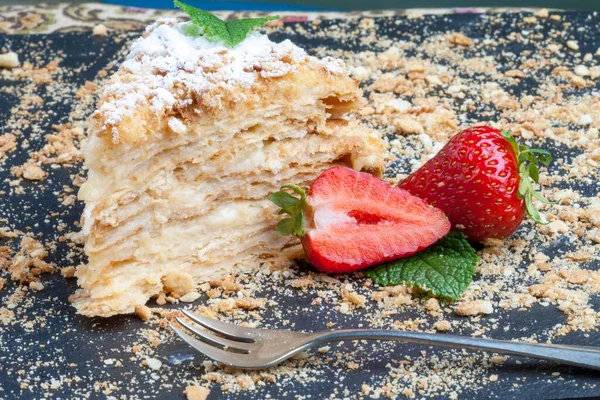 Pedazo Pastel Napoleón Sobre Fondo Negro Con Fresas Menta Sobre — Foto de Stock