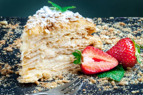 Σπιτικό Napoleon Vanilla Cake Φράουλες Και Μέντα Ένα Κομμάτι Κέικ — Φωτογραφία Αρχείου