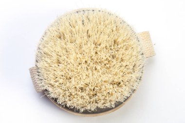 Beyaz arka planda izole edilmiş cilt bakımı için kuru masaj ahşap vücut fırçası