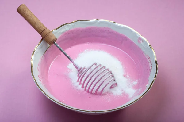 Schläge Mit Einem Metallbesen Aus Einer Rosa Backcreme — Stockfoto