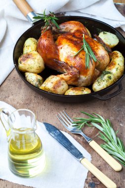 Fırında hindi ya da tavuk. Biberiye ve taze patatesle süslenmiş. Kızarmış tavuk, masa. Noel yemeği. Yukarıdan görüntüle