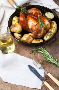 Yeni patatesli kızarmış tavuk ve panelde biberiye. Üstüne de fotokopi alanı. Siyah arkaplan