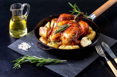 Izgara ızgara kızarmış tavuk dökme demir tavada koyu beton arka plan, üst manzara, kopyalama alanı