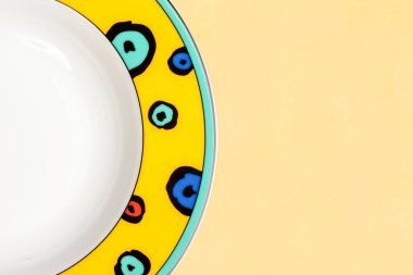 Sarı arka planda parlak desenli boş sarı plaka