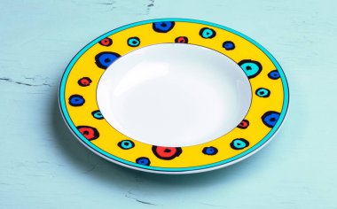 Boş tabak. Parlak renkli tabaklar. Mavi arka planda izole edilmiş. Yukarıdan görüntüle