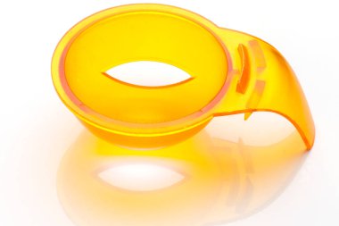 Beyaz arka planda çiğ yumurta sarısı ve yumurta beyazını ayırın.