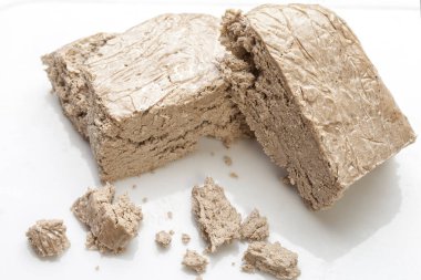 Beyaz arkaplanda izole edilmiş ayçiçeği halkası.