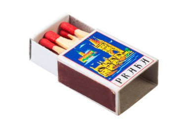 PRAGUE, CZECH REPUBLIC - 26 Haziran 2020: Beyaz arka planda kırmızı kundakçı başlarıyla hatıra kartonu eşleşmeleri. Prag 'ın görüntüsü olan mini kutu.