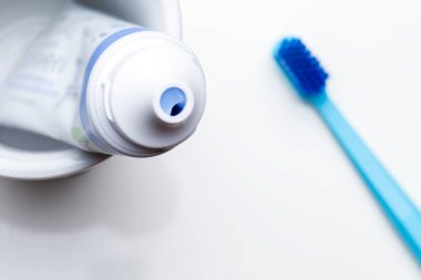 Açık Tüpte Mor Diş macunu