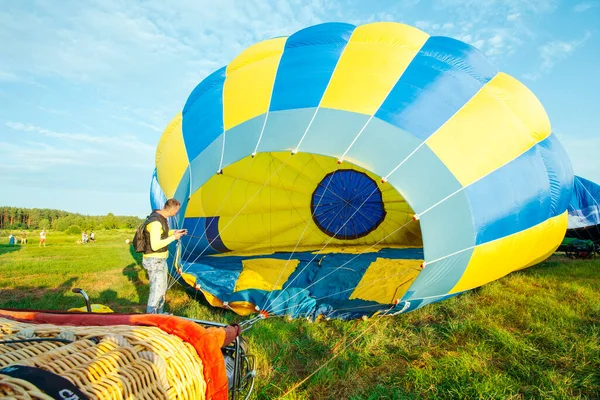 Kiev Ukraine 2020年7月6日 バルーンフェスティバル 黄青の気球はウクライナの国旗として膨らまされる — ストック写真