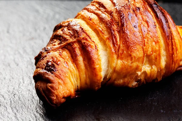 Croissant Francez Croissant Proaspăt Coapte Fundal Piatră Întunecată Croissante Gustoase — Fotografie, imagine de stoc