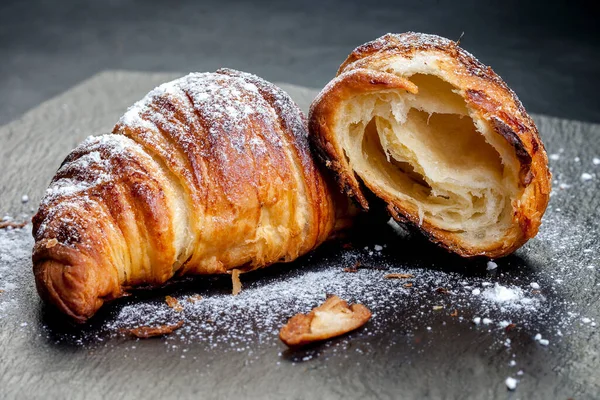 Croissant Francez Croissant Proaspăt Coapte Fundal Piatră Întunecată Croissante Gustoase — Fotografie, imagine de stoc