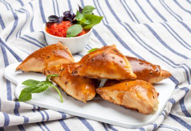 Masa örtüsü üzerinde nefis bir samosa.