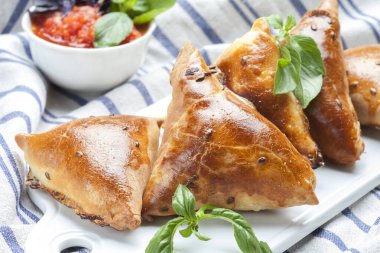 Masa örtüsü üzerinde nefis bir samosa.