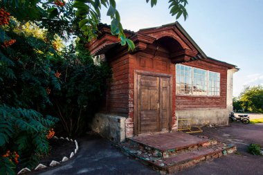 NOVGOROD - SEVERKI, UKRAINE - 3 Ağustos 2020: Izba geleneksel bir Rus kırsal yerleşim yeridir. Sık sık ahşap ev. Ahşap ev.