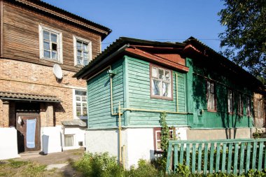 NOVGOROD - SEVERKI, UKRAINE - 3 Ağustos 2020: Izba geleneksel bir Rus kırsal yerleşim yeridir. Sık sık ahşap ev. Ahşap ev.