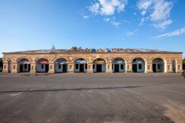 UKRAINE, NOVGOROD-SEVERSKY - 30 Temmuz 2020: Eski Novgorod-Seversky kasabasında antik alışveriş sıraları