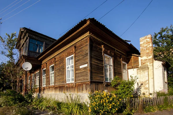 ノヴォロド セベルキ ウクライナ 2020年8月3日 イズバは伝統的なロシアの農村住宅です 多くの場合 ログハウス 木造住宅 — ストック写真