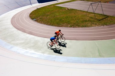 KIEV, UKRAINE - AĞUSTOS 08, 2020: Hız trenindeki profesyonel bisikletçiler, üst manzara. Geçmişi. Bisiklet meraklıları açık havada bisiklet sürmeyi severler.