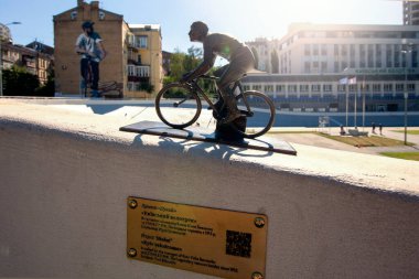 KIEV, UKRAINE - AĞUSTOS 08, 2020: Kiev velodromuna küçük bir bisiklet heykeli monte edildi. Geçmişi. minyatür heykel