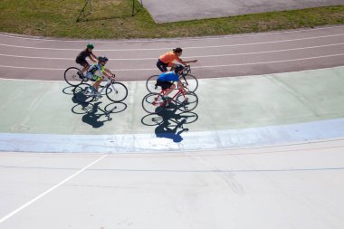 KIEV, UKRAINE - AĞUSTOS 08, 2020: Hız trenindeki profesyonel bisikletçiler, üst manzara. Geçmişi. Bisiklet meraklıları açık havada bisiklet sürmeyi severler.