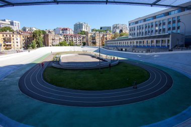 KIEV, UKRAINE - AĞUSTOS 08, 2020: Hız trenindeki profesyonel bisikletçiler, üst manzara. Geçmişi. Bisiklet meraklıları açık havada bisiklet sürmeyi severler.