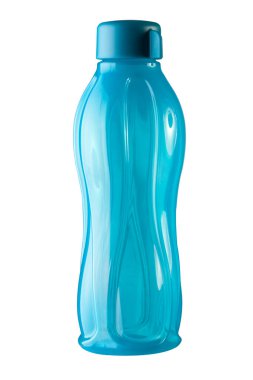 Beyaz arka planda su izole edilmiş mavi su şişesi. Plastik şişe.