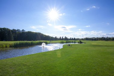 Novi-Petrivtsi, Ukrayna - 14 Ağustos 2020: Mezhyhirya 'daki Ukrayna Cumhurbaşkanı Viktor Yanukoviç' in eski konutunda golf sahası