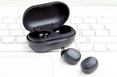 KIEV, UKRAINE - 19 Ağustos 2020: Kablosuz kulaklık bluetooth