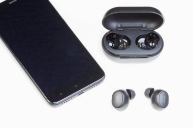 KIEV, UKRAINE - 19 Ağustos 2020: Kablosuz kulaklık bluetooth