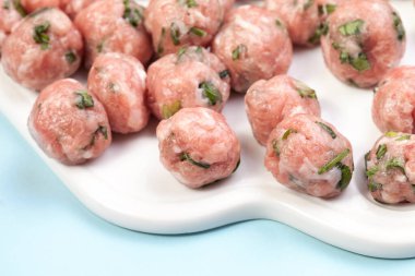 Beyaza izole edilmiş çiğ köftelerin üst görüntüsü. Köfte ve köfte