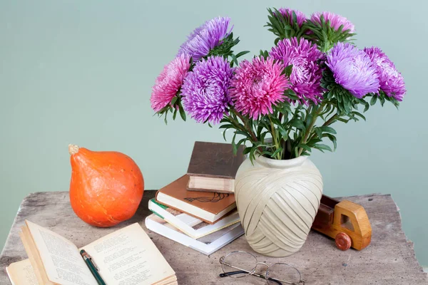 Astern Blumenstrauß Bücher Und Apfel Auf Künstlerischem Hintergrund Stillleben Konzept — Stockfoto