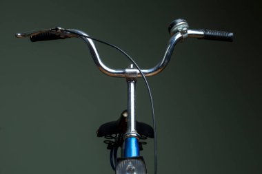 Bisiklet gidonu tutma çubuğunu kapat. Retro alüminyum bisiklet gidonu bisiklet parçaları ve parçaları. Çelik vintage bisiklet gidonu eski tarz Raleigh bisikleti.