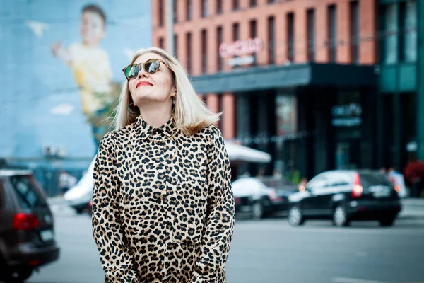 KIEV, UKRAINE - 24 AĞUSTOS 2020: Avrupa sokaklarında poz veren leopar desenli genç zarif bayanın açık hava yakın plan moda portresi. Boşluğu kopyala