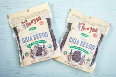 Kiev, Ukrayna - 30 Ağustos 2020: Bob 's Red Mill Black Chia Seeds, Organik Chia Seeds. Süper yemek.