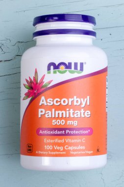 Kiev, Ukrayna - 30 Ağustos 2020: Ascorbyl palmitate (moleküler formül: C22H38O7) gıda koruyucusu olarak kullanılan organik bir bileşiktir..