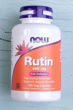 KIEV, UKRAINE - 30 AĞUSTOS 2020: Rutin P molekülü (Vitamin P) mavi arka planda bir paket içinde. GÖREVLERİ