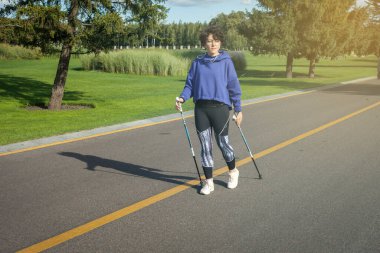 KIEV, UKRAINE - 09 Eylül 2020: Kuzeyli yürüyüşü - açık hava sporları yapan aktif insanlar. Günbatımı güneş ışınları