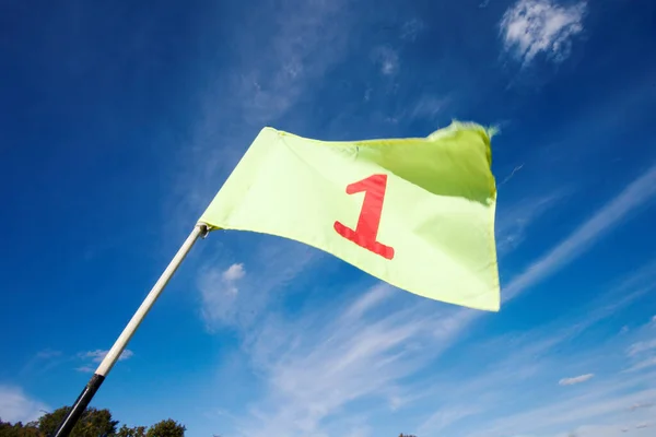 Bandeira Verde Belo Campo Golfe Contra Céu Azul Pôr Sol — Fotografia de Stock