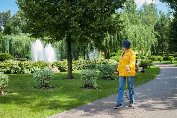 Kiev Ukrajina Září 2020 Nordic Walking Cvičení Dobrodružná Turistika Koncept — Stock fotografie