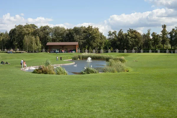 Kiev Ucrania Septiembre 2020 Gente Está Relajando Campo Golf Cerca —  Fotos de Stock