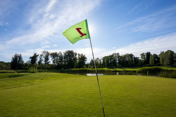 Γήπεδο Γκολφ Λεπτομέρεια Πράσινη Σημαία Μπροστά — Φωτογραφία Αρχείου
