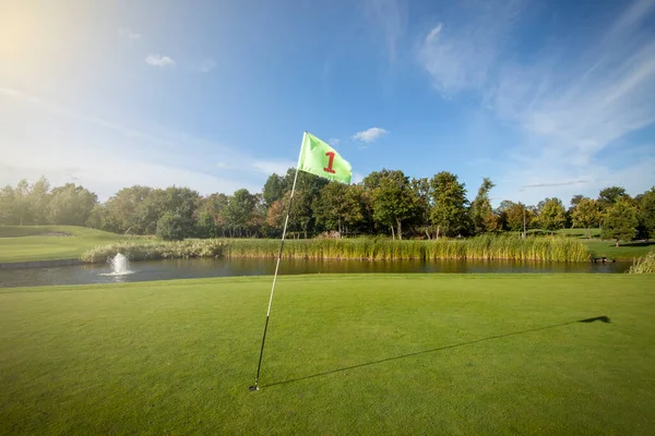 Detail Golfového Hřiště Zelenou Vlajkou Vpředu — Stock fotografie