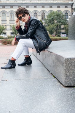 KIEV, UKRAINE - Ekim 03, 2020: Siyah kaya tarzı deri ceketli güzel bir kadının moda portresi