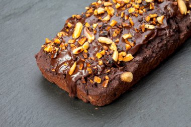 Fıstıklı çikolatalı kek. Lezzetli, sağlıklı bir tart / ekmek / tart. Çikolata, Karamel, Nougat ve Fıstıklı Puff Pie, Kare