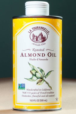 KIEV, UKRAINE - 07 Ekim 2020: La Tourangelle, kızarmış badem yağı, 500 ml.