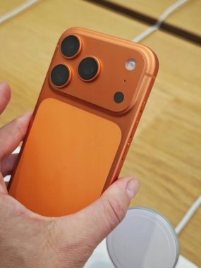 PARIS, FRANCE - 23 Eylül 2025: iPhone 17 Pro Max Paris 'teki Apple mağazasında tanıtıldı